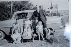  Die broers Stefaans, Andries en Piet Krynauw.  Saam met Piet Krynauw en sy vier kinders – Fanie, Johan, Pieter en Annalie. Die blou opel agter was my pa Piet Krynauw se eerste motor. Met daardie Opel het twee groot mense, vier kinders met almal se bagasie gery.