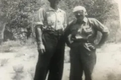Oom Hoffie Conradie, Bets Barnard, née Conradie se pa, saam die van Aarde bure van Rietkloof op Heuningneskloof, 1940. As jong Rietkloof kinders het Piet, Andries en Stefaans en hulle neefs en niggies dikwels gestap om by die Van Aarde kinders te gaan speel/ kuier.