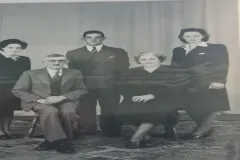Die Bassons. Annatjie , Johan( Apools) Ester ,oom Koos en tannie Edie. Tannie Edie die oudste suster  was een van die baie susters