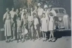 Dit was einde 1940 begin 1941. Krynauws van Beaufort Wes familiesaamtrek. Die motor is Tannie Inez se Bokbek soos sy hom genoem het.  