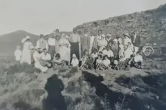 Dit was Nuwejaardagsdag 1941 op Heuningnes kloof, Krynauws, Conradies en van Aardes. Heuningnes kloof was die Van Aardes se plaas, buurman en buurplaas van Riefkloof