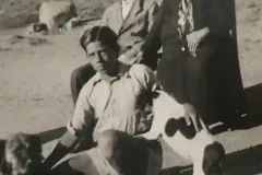 Stefaan en oupa en ouma Andries Krynauw. Agter is Rietkloof se bekende was en seepkookklip.
